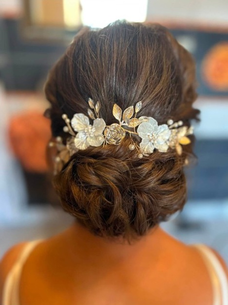 Eleganckie upięcie okolicznościowe z ozdobną spinką